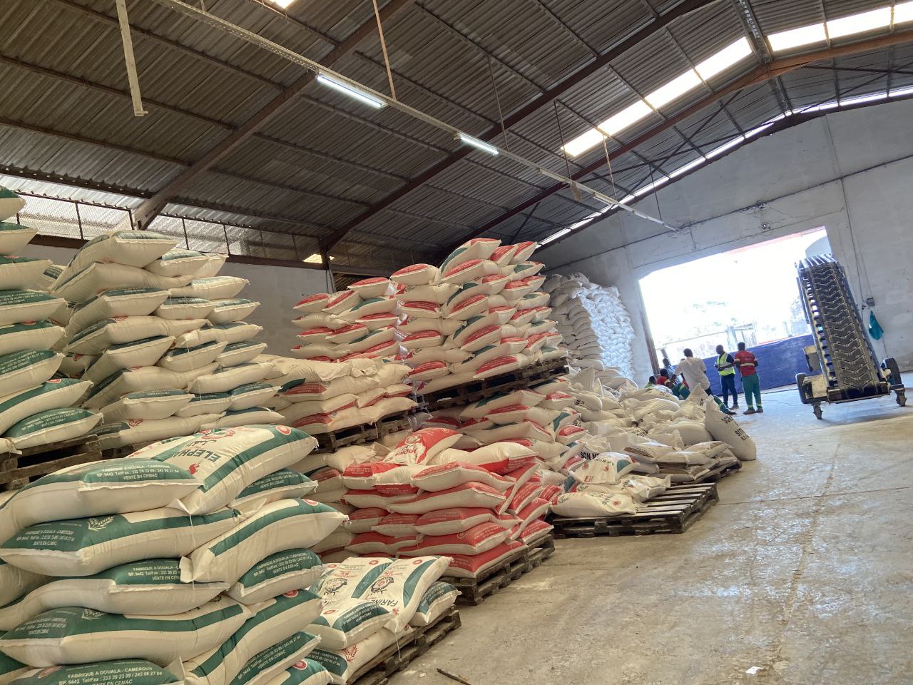 Entrepôt avec stocks de sacs de farine